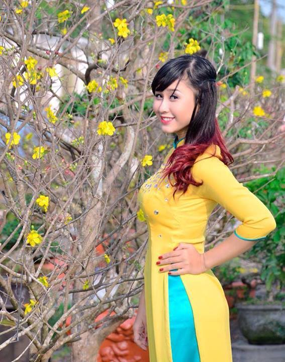 商務(wù)旅行中戴綠色帽子的女老板同房