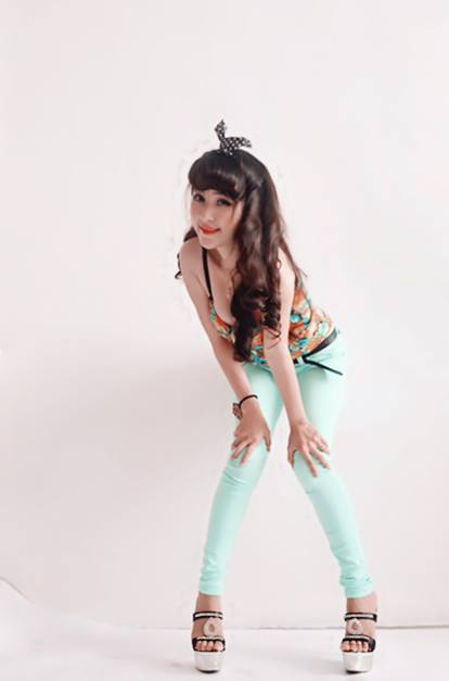 嬌妻趴跪著掀裙子光屁股