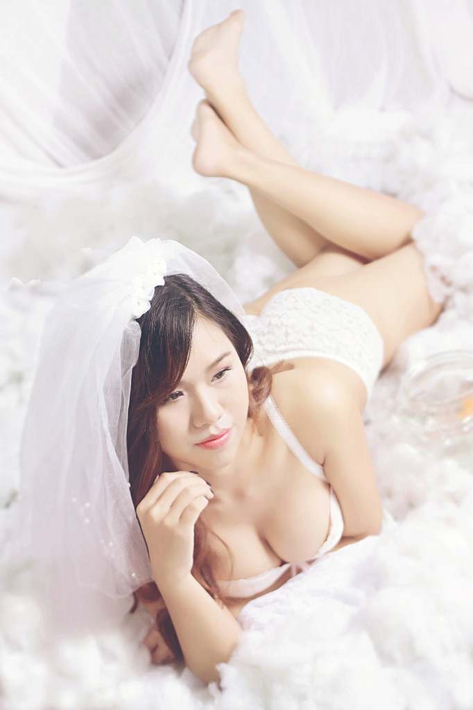 小明白白色