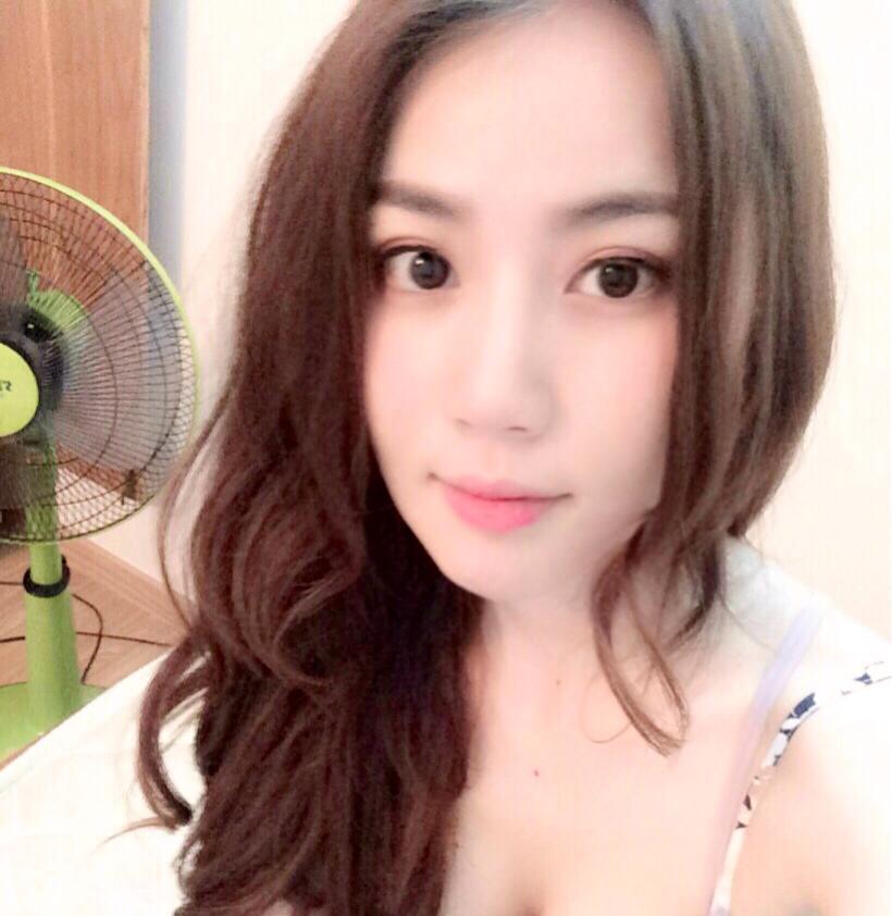 商務(wù)旅行戴綠色帽的女老板同行