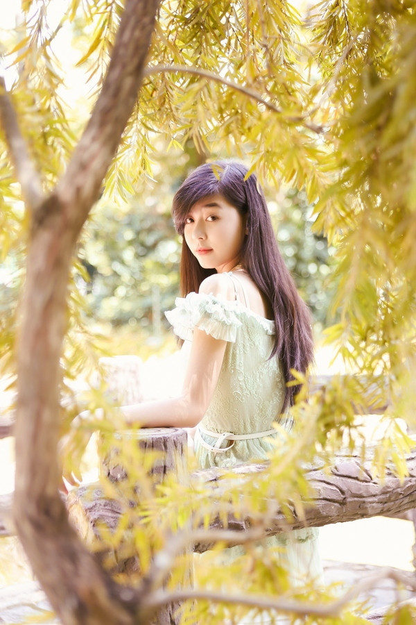 小明白白色